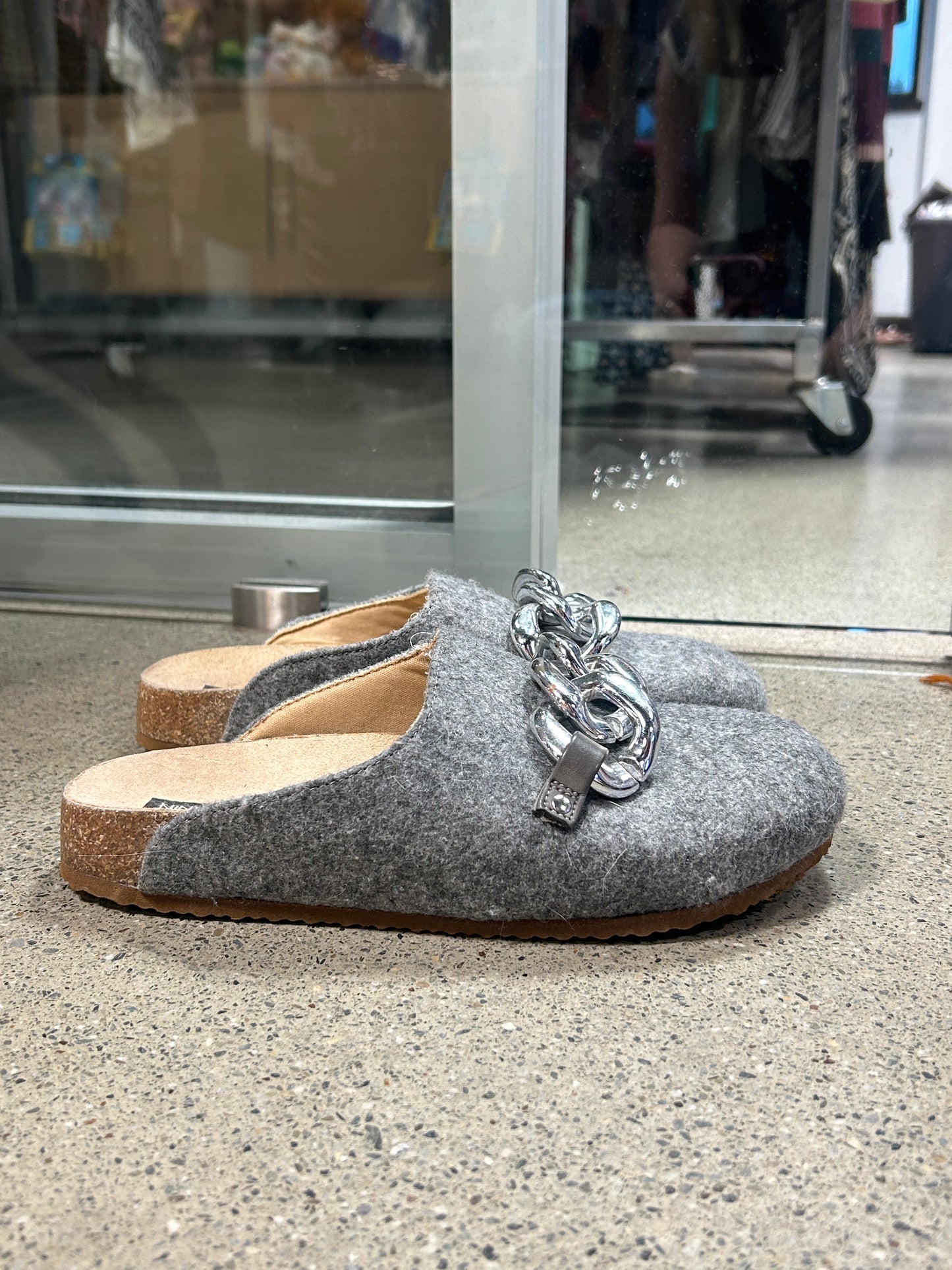 Classic clog with chain detailing