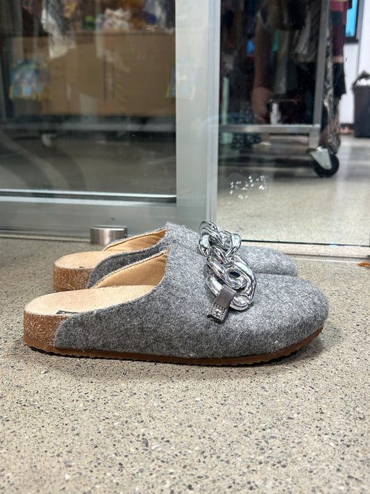 Classic clog with chain detailing